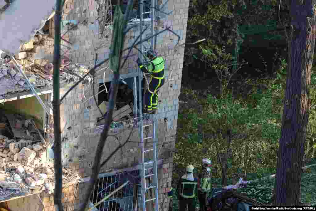 Багатоповерхівка в Шевченківському районі Києва, в якій через атаку сил РФ був зруйнований цілий під'їзд, 23 червня 2025 року