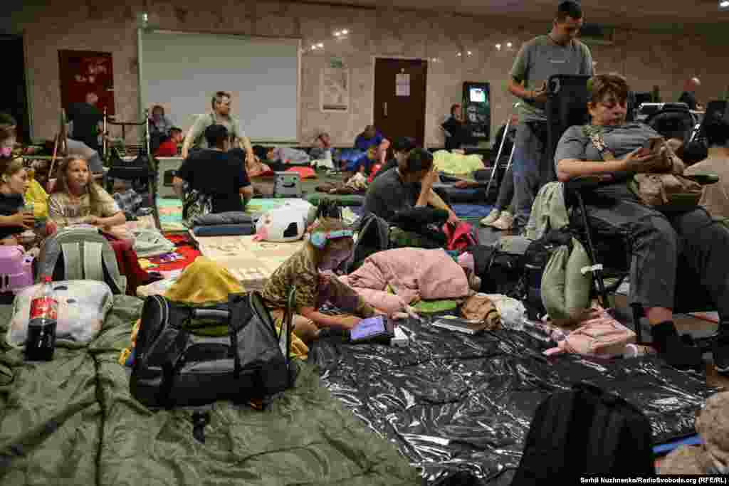 Під час тривалих тривог уночі тут ночують цілі родини — з ковдрами, матрацами, дітьми й домашніми тваринами