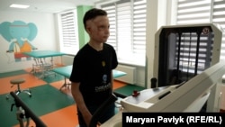 10-річний Роман Олексів зі Львова завершує навчання у школі і планує канікули. Хлопець постраждав 14 липня 2022 року у Вінниці під час російського ракетного обстрілу міста. Тоді його мама - 29-річна Галина загинула