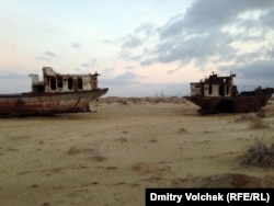 Қуриган Орол денгизи ва қаровсиз қолган кемалар. Архив.