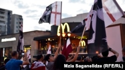 Организаторы шествия выступают против нахождения в Грузии нелегальных мигрантов, в основном выходцев из ближневосточных стран и Африки