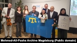 Слева направо: Темур Вахабов (скрипач), правозащитница Сара Райнке, Ольга Цуприкова (руководитель ОО "Надазовские греки: урумы и румеи"), Мисте Хотопп-Рикке, Ленара Османова, Штефан Тайлиг (правление ICATAT), Зевджет Куртаметов (активист), Эльнара Нуриева-Летова.