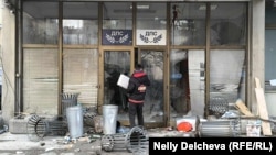 Kante za smeće koje su nasilnici tokom protesta bacili ispred sjedišta stranke DPS - Novi početak, 2. decembra 2025.