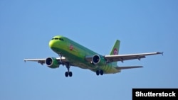 Kada je u pitanju ruska strana najveći primalac pošiljki koje su išle preko Sprocure je kompanija "S7 Inženjering" kojoj je isporučena roba u vrednosti 2 miliona dolara. "S7 Inženjering" je ćerka firma "Siberia Airlinesa". (avion Siberia Airlinesa, arhiv)