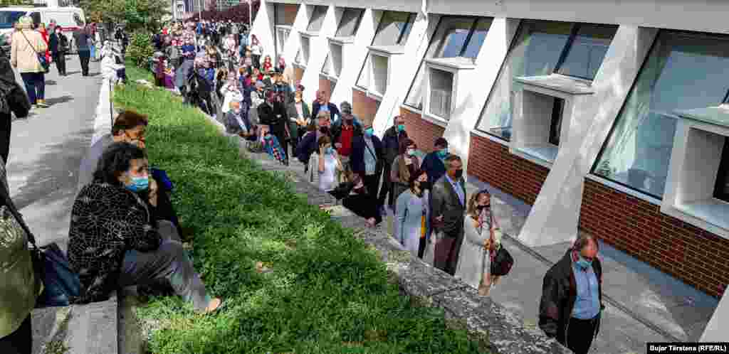 Građani ispred dvorane "1. oktobar" u Prištini čekaju na vakcinaciju protiv korona virusa. Prema objavi Ministarstva zdravstva u srijedu 12. maja počela je vakcinacija za starije od 65 godina.