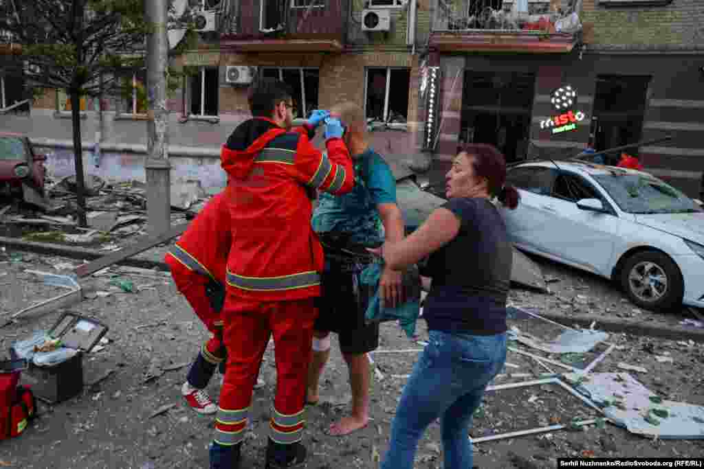 Медпрацівники надають допомогу постраждалим внаслідок атаки. За повідомленнями влади, 38 киян отримали поранення різного ступеня складності