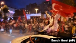 Президент Эрдоган менен анын "Адилеттик жана өнүгүү” партиясынын жактоочулары шайлоонун жыйынтыгын майрамдап жатышат. 24-июнь, 2018-жыл.