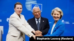 Даниянын өкмөт башчысы Метте Фредериксен, Еврокеңеш төрагасы Антониу Кошта жана Еврокомиссия башчысы Урсула фон дер Ляйен. Брюссель, 2025-жылдын 19-декабры.