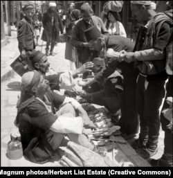 На фотографиях Листа практически нет молодых мужчин – многие из них воевали в рядах Красной армии или пребывали в заключении в концлагерях. Крым, 1943 год