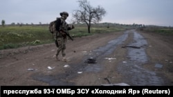 Військовослужбовець 93-ї ОМБр ЗСУ «Холодний Яр» йде повз залишки російського дрону-камікадзе біля Костянтинівки, 7 травня 2025 року