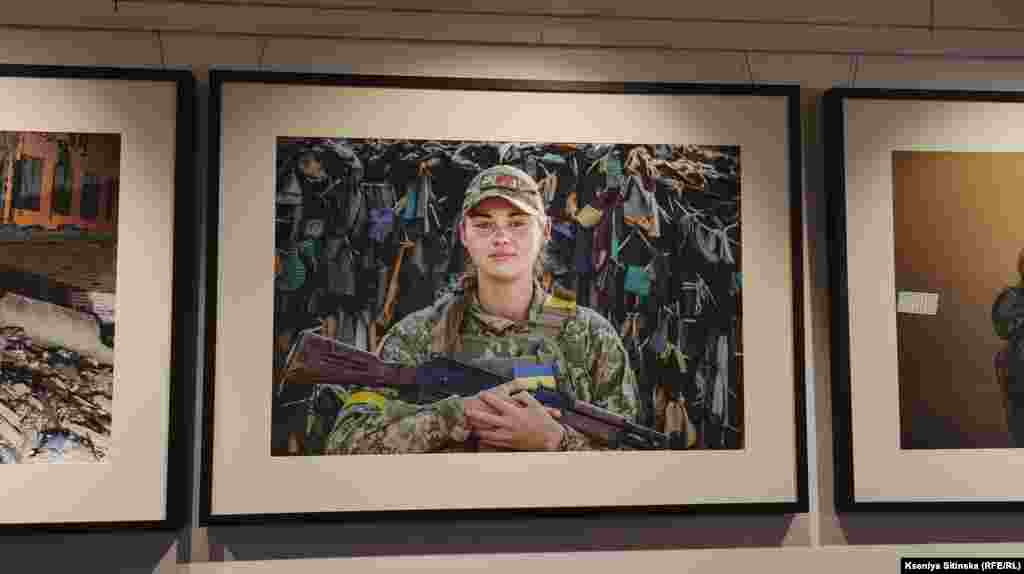 Говард Баффет об`їздив чимало місць у світі, де точаться активні бойові дії. Проте, як він сам неодноразово зізнавався в інтерв'ю журналістам, жоден конфлікт не вразив його так сильно, як війна в Україні. На фото: українська військовослужбовиця на фронті