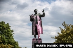 Облитая краской статуя Ивана Конева, 8 мая 2018 года. После аннексии Крыма Россией это был один из десятков протестов, которые у памятника проводили жители Чехии