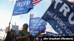 Proteste ale suporterilor președintelui Donald Trump, care cred că alegerile prezidențiale au fost fraudate, Phoenix, Arizona, 8 noiembrie 2020.