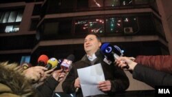 Претседателот на ВМРО-ДПМНЕ Никола Груевски го чита прогласот на партијата на протестот пред ДИК 