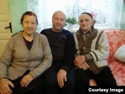 Різа Шевкієв із батьками у Криму, 2015 рік