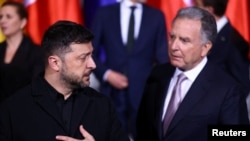 Президент Украины Владимир Зеленский и переговорщик США Стив Уиткофф в Берлине, Германия, 15 декабря 2025 года