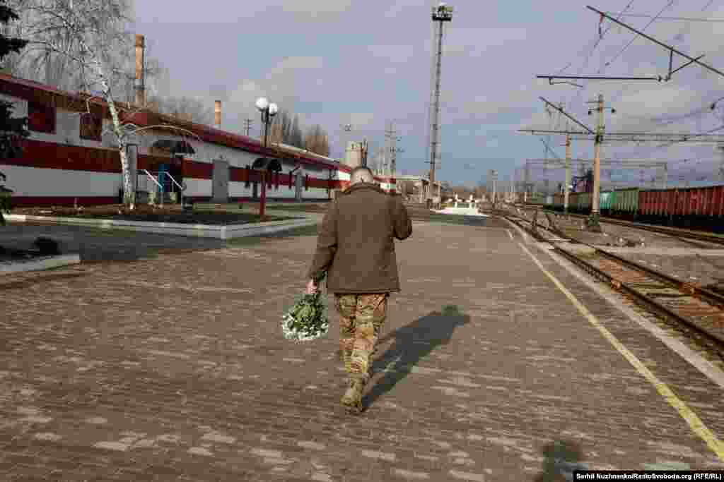 Про обмеження руху поїздів повідомив 5 листопада у Facebook керівник Донецької ОВА Вадим Філашкін. Також про це написала Укрзалізниця.«Важке, але важливе рішення заради збереження життів прийняли спільно з Укрзалізницею – тимчасово обмежуємо рух поїздів Краматорського напрямку до меж Харківської області. Рішення продиктоване безпековими чинниками», – написав Філашкін