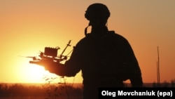 Українській військовослужбовець із дроном FPV поблизу лінії фронту в Запорізькій області, 25 вересня 2025 року