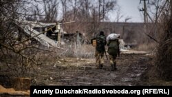 Матроси морської піхоти несуть їжу на передові позиції поблизу Широкина