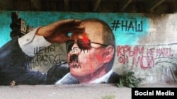 Неизвестные превратили Путина в Гитлера на граффити в Ялте и написали, что «Крым не наш», сентябрь 2015 года