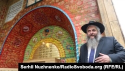 Головний рабин України Моше Реувен Азман у Бабиному Яру під час відкриття символічної синагоги «Місце для роздумів», 14 травня 2021 року