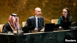 Ministrul de externe al Franței, Jean-Noel Barrot (centru) la sediul ONU din New York, 29 iulie 2025. 