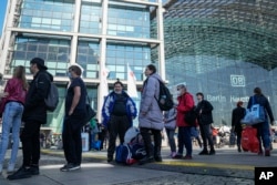 За даними ООН, понад 6,2 мільйона українців наразі є біженцями за межами власної країни. На фото: українські біженці у черзі за SIM-картками, Берлін, Німеччина, березень 2022 року