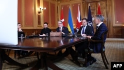 Premierul olandez Dick Schoof (dreapta) la o reuniune a Coaliției celor mai apropiați suporteri ai Ucrainei, la Londra, pe 25 octombrie 2025. Lângă el, secretarul general NATO Mark Rutte, premierul britanic Keir Starmer, președintele Ucrainiei, Volodimir Zelenski.