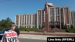Protest la Tiraspol , în fața Sovietului Suprem, vineri, 7 august 2020.