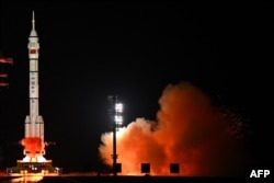 Запуск китайської космічної ракети «Long March-2F» з космодрому Jiuquan в пустелі Ґобі в північно-західному Китаї. Жовтень 2024 року