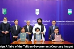 Министр иностранных дел Узбекистана Бахтиёр Саидов, министр правительства «Талибана» Амир Хан Муттаки и глава МИД Пакистана Исхак Дар на подписании рамочного соглашения о совместном технико-экономическом обосновании строительства железной дороги. Кабул, 17 июля 2025 года
