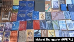 Көчө боюндагы сатыкта турган китептер.