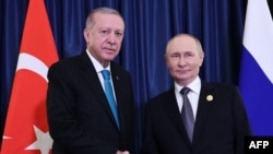  Rejep Taýýyp Erdogan rus kärdeşi Wladimir Putin bilen duşuşyk wagtynda. Arhiw suraty