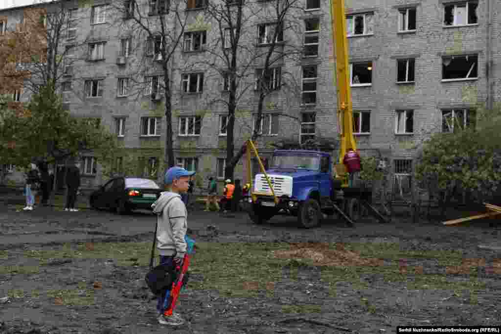 Дзіця стаіць у двары свайго дому, пашкоджанага ў выніку расейскага абстрэлу Кіеву. Кастрычнік 2025 году.Расея няспынна наносіць удары па цывільнай і энэргетычнай інфраструктуры Ўкраіны, ад якіх дзеці могуць загінуць, атрымаць раненьні, страціць бацькоў і родных, застацца безь цяпла і электраэнэргіі.Наступ расейскіх войскаў і бесьперапынныя абстрэлы прыфрантавых тэрыторый пазбаўляюць дзяцей усялякай магчымасьці жыць на сваёй зямлі і ў сваіх дамах, вучыцца і атрымліваць мэдычную дапамогу. Тыя ўкраінскія дзеці, якія трапілі пад расейскую акупацыю, жывуць ва ўмовах ідэалягічнага і псыхалягічнага ціску, гвалтоўнай зьмены ідэнтычнасьці, рызыкі стаць ахвярай гвалту акупантаў