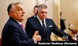 Премьер-министр Венгрии Виктор Орбан (слева) и премьер-министр Словакии Роберт Фицо во время пресс-конференции. Братислава, Словакия, 21 января 2025 года