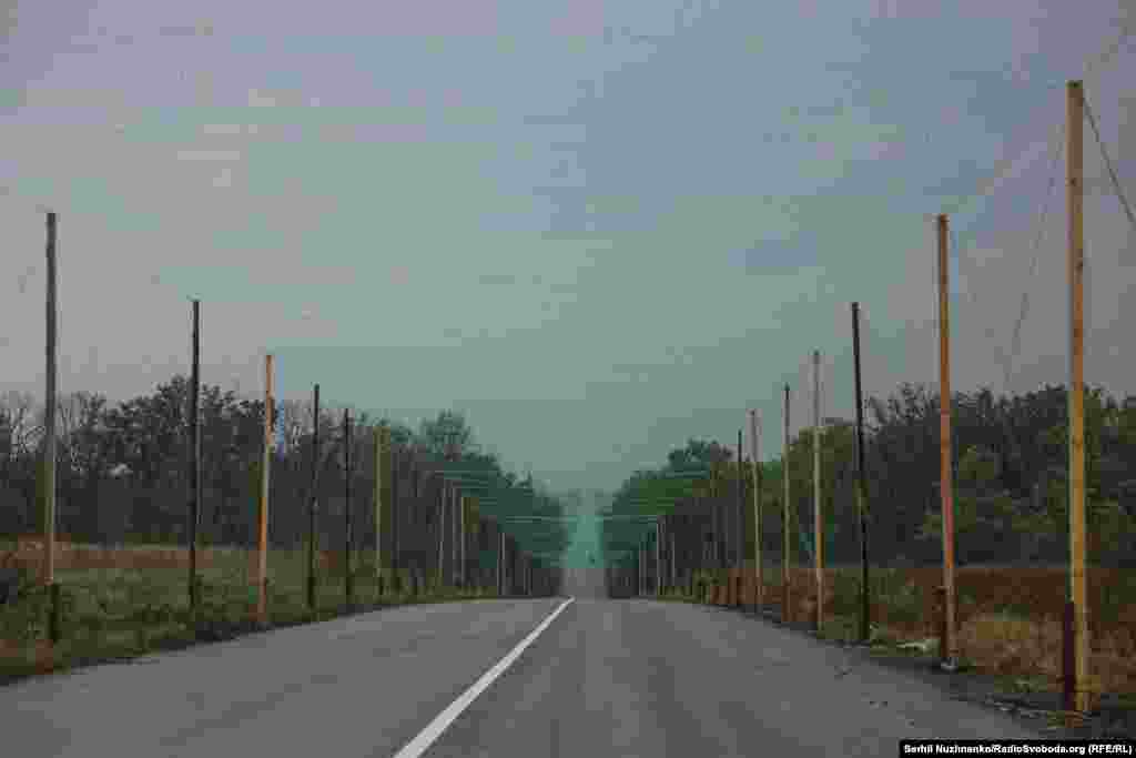 Антидроновий тунель на трасі Слов’янськ – Ізюм.«Сітка теж не є гарантією від всіх проблем. Але, звісно, краще із сіткою, ніж без неї. Бронежилет теж, напевно, не завжди може врятувати, на жаль, але точно краще з ним, ніж без бронежилету», – зазначив в ефірі Радіо Донбас Реалії офіцер штабу батальйону «Свобода» бригади наступу «Рубіж» Нацгвардії України Андрій Іллєнко