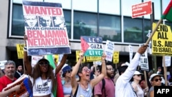 Demonstrație de solidaritate cu palestinienii la sediul ONU din New York, la 29 iulie, când înăuntru se discuta relansarea negocierilor pentru „soluția celor două state”.