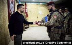 Президент України Володимир Зеленський під час вручення державних нагород воїнам підрозділів, які беруть участь в операції на території Курської області Росії. Сумщина, 4 жовтня 2024 року