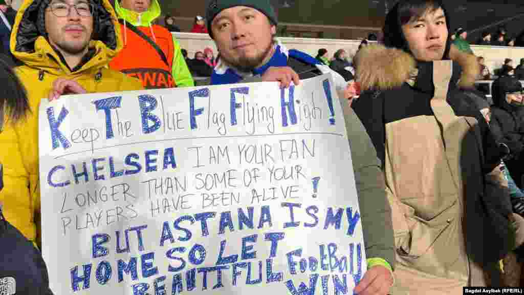 Казахстанцы на стадионе с плакатом: "Держите cиний флаг высоко! "Челси", я болею за вас дольше, чем некоторые ваши игроки живут на свете. Так пусть победит красивый футбол!" &nbsp;