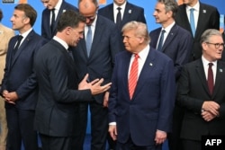 Генеральний секретар НАТО Марк Рютте розмовляє з президентом США Дональдом Трампом під час спільного фотографування глав держав та урядів Організації Північноатлантичного договору (НАТО). Гаага, 25 червня 2025 року