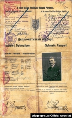 Сторінка дипломатичного паспорта громадянина ЗУНР Євгена Петрушевича, 1921 рік. Євген Петрушевич (1863–1940) – президент і уповноважений диктатор (верховний військово-політичний зверхник під час війни) Західноукраїнської Народної Республіки (ЗУНР)