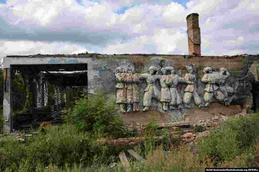 Зруйноване російськими безпілотниками кафе «Золотий півник» з барельєфами на стіні. Будівлю збудували у 1930-х роках