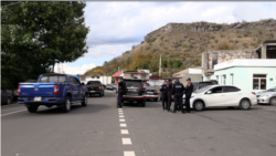 Օրվա ավարտին բեռնատարները բացեցին Բագրատաշենի ելումուտը՝ զգուշացնելով խստացնել պայքարի միջոցը