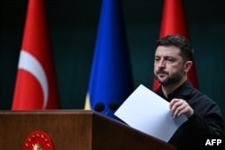 Президент України Володимир Зеленський під час спільної пресконференції з президентом Туреччини (на фото немає) після їхньої зустрічі в Президентському комплексі в Анкарі, 19 листопада 2025 року