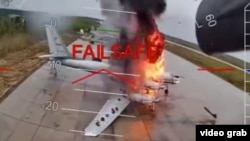 Скриншот из видео ударов СБУ по самолетам стратегической авиации России на аэродроме «Белая» в Иркутской области России