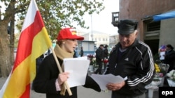 По словам Давида Санакоева в избирательный штаб партии приходит информация и о более серьезных злоупотреблениях админресурсом