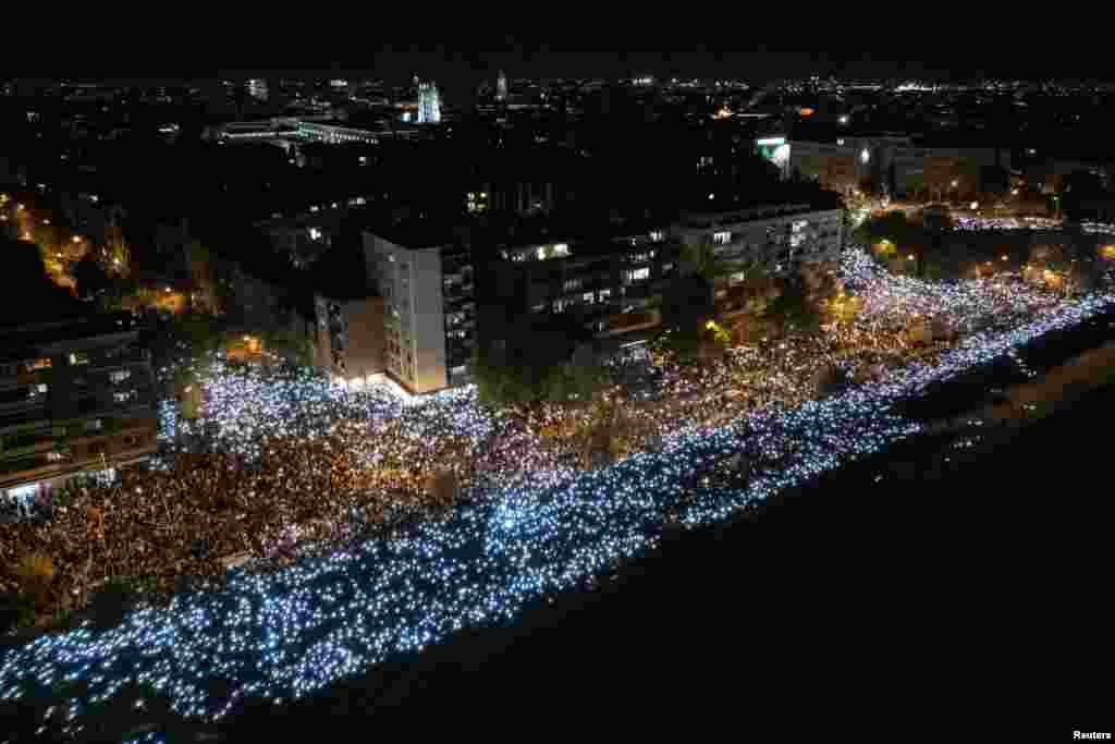 Люди в сербском городе Нови-Сад хранят 16 минут молчания у железнодорожного вокзала, где год назад погибли 16 человек. Это событие вызвало протесты в стране. Нови-Сад, Сербия, 1 ноября 2025 года. REUTERS/Alkis Konstantinidis