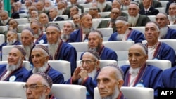 Halk maslahatynyň nobatdan daşary mejlisiň çagyrylmagy goňşy Gazagystandaky halk tolgunyşyklaryna gabat geldi.