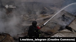 Рятувальники ДСНС гасять пожежу на місці російського удару, Сумщина, архівне фото