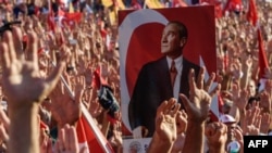 Жекшембиде Стамбулдагы "Таксим" аянтында оппозициялык Республикалык элдик партия жана башка саясий күчтөр демократияны колдогон митинг өткөрүштү. 